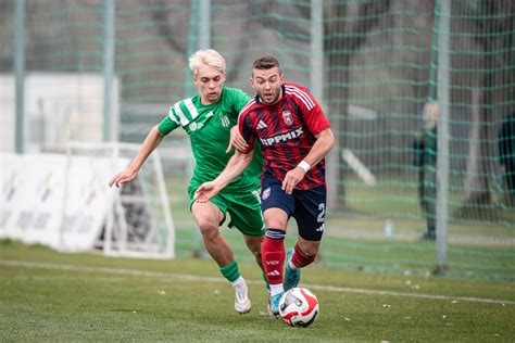 Labdarúgó-mérkőzés a Puskás Akadémia és a Fehérvár között, a nézőkkel teli stadionban
