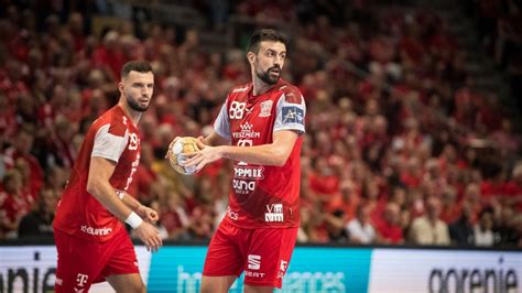 Két kézilabdázó harcol a labdáért a Telekom Veszprém - Montpellier HB mérkőzésen
