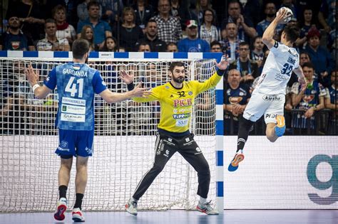 Kézilabdázó dob a kapura a THW Kiel - Szeged mérkőzésen