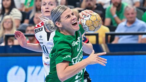 A Ferencváros női kézilabdázóinak ünneplése