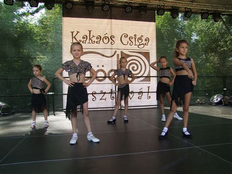 Táncosok színpadon koreográfia közben