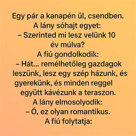 Pár nevetgélve ül egy kávézóban