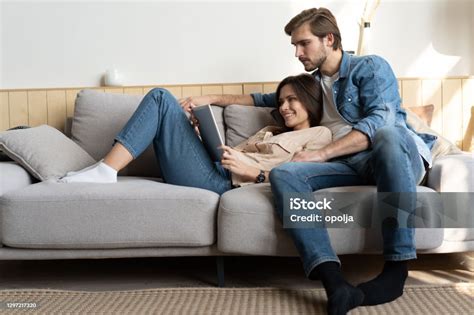 Pár ül egy kanapén, a nő gondterhelten néz