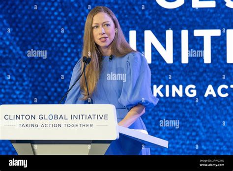 Chelsea Clinton mosolyogva a Clinton Global Initiative eseményen