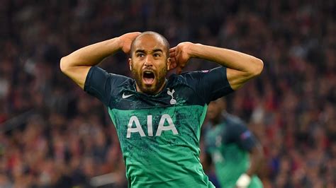Tottenham játékosok ünneplik Lucas Moura gólját az Ajax ellen
