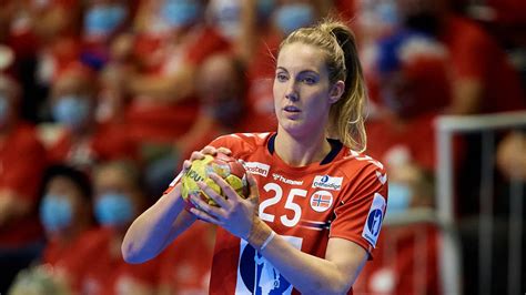 Kristine Breistöl mérkőzés közben az Esbjerg csapatában