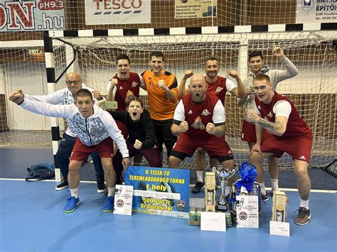 Teremlabdarúgó kupa győztes csapata serleggel