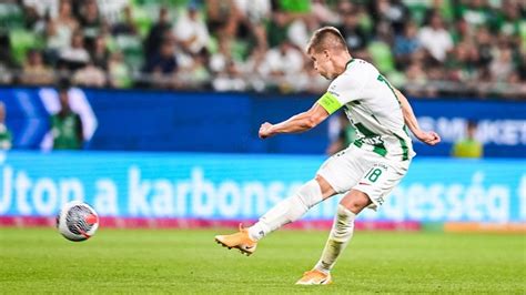 Sigér Dávid a gólszerzés után ünnepli a Ferencváros szurkolóival