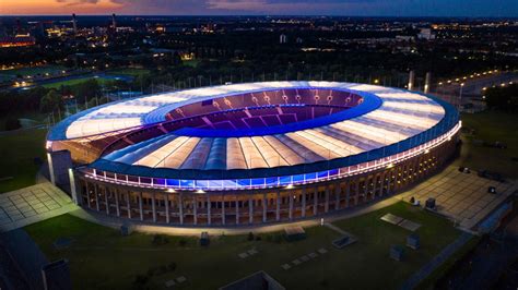 Európai labdarúgó stadionok éjszakai fényben