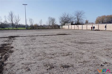 A szigetszentmiklósi félkész stadion és a benőtt pályák
