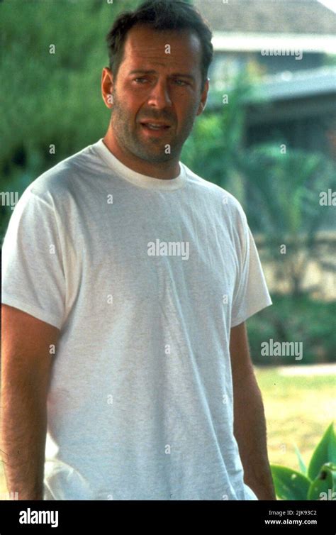 Bruce Willis mint Joe Hallenbeck nyomozó, egy amerikai futball stadionban