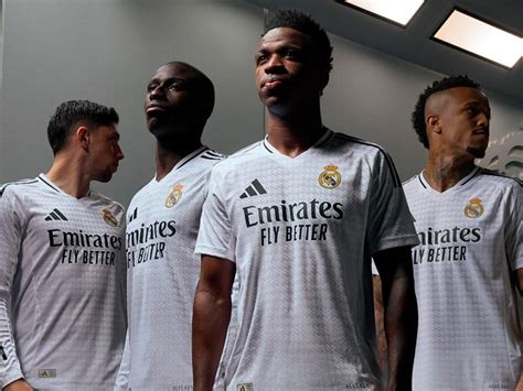 A Real Madrid edzői stábja a kispadon, egy edzői értekezlet közben
