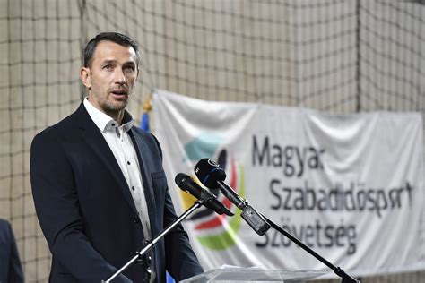 Carvalho Adilson egykori játékosként a pályán