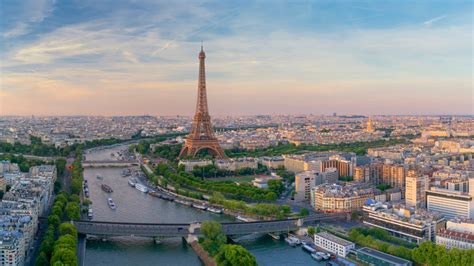 Párizs látképe az Eiffel-toronnyal és a Szajnával