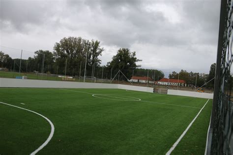 Pilisszentlélek focipályája a paddal és a zöld gyepével