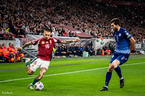 Futball scout játékosokat figyel