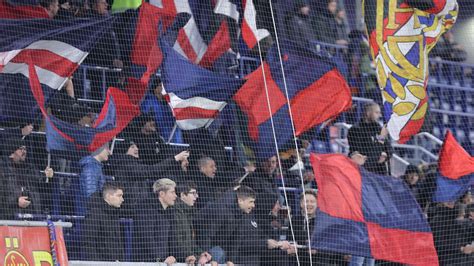 A derbi előtti hangulat a stadionban, szurkolók és zászlók