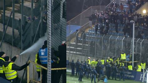 A rendőrök megfékezik az újpesti szurkolókat a derbin