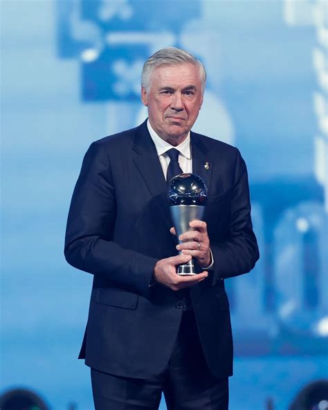 Carlo Ancelotti portréja egy trófeával