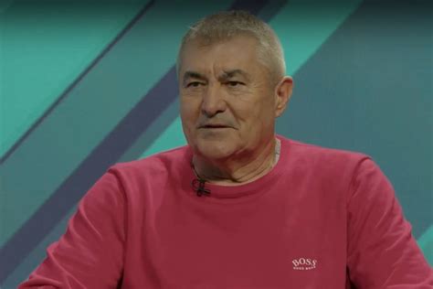 A két csapatkapitány, Nagy Antal és Anatolij Gyemjanyenko kézfogása a Magyarország-Szovjetunió vb-csoportmeccs előtt