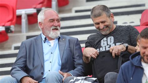 A szovjetek elleni kezdőcsapatunk. Felső sor, balról: Disztl P., Péter Z., Garaba, Esterházy, Nagy A., Kardos. Guggolnak: Róth, Kiprich, Bognár, Sallai, Détári.