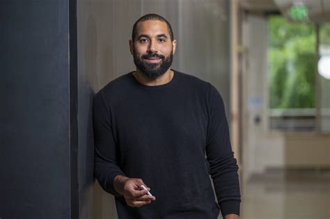 John Urschel portréja gondolkodó pózban