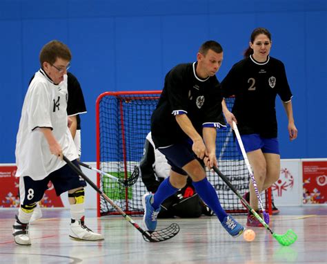 Floorball játékos felszerelésben