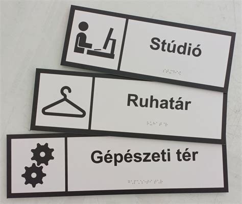 Akadálymentes strandfelület Braille táblával