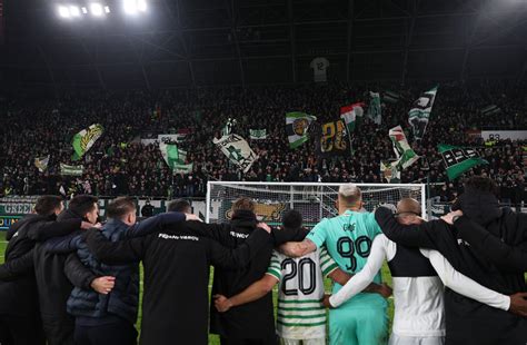 Család Fradi mezben a stadionban