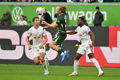 Női focisták, akik a labdáért küzdenek egy mérkőzésen.