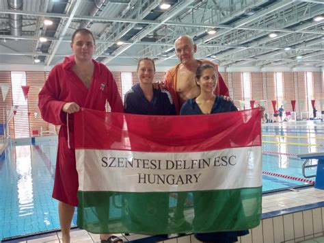 Korabeli úszóverseny, különösen nőkkel és gyerekekkel