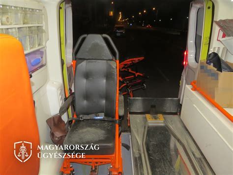 Játékosok mentőautót tolnak a pályáról