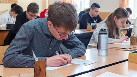 Diákok feladatot oldanak meg matematikaversenyen
