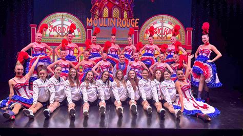 Moulin Rouge stílusú revü show elegáns táncosokkal