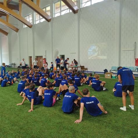 Atlétikai edző beszélget a sportolóval