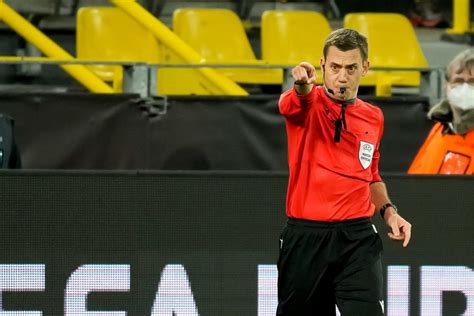 Játékvezető figyelmeztetést ad egy játékosnak