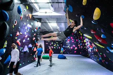 Boulder mászó versenyzők akcióban