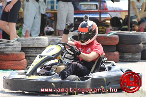 Amatőr gokart versenyzők a pályán