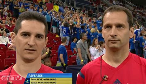 Horváth Péter és Marton Balázs játékvezetők egy nemzetközi kézilabda mérkőzésen