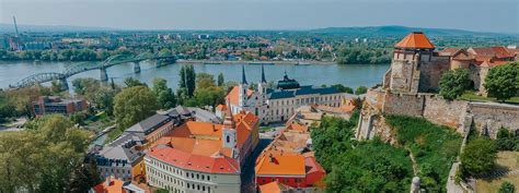 Esztergom város látképe a Dunával és a Várral