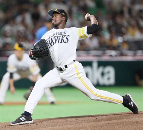 Livan Moinelo, a Fukuoka SoftBank Hawks dobója