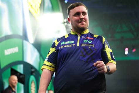 Luke Littler a darts tábla előtt, ünneplés közben