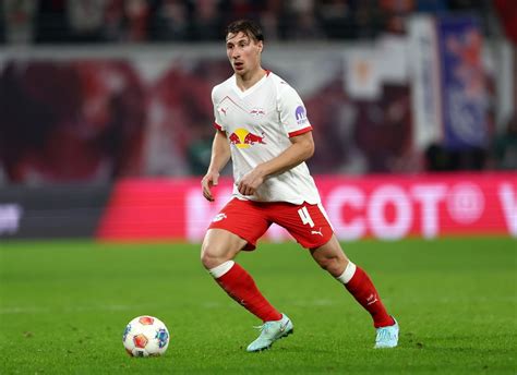 Willi Orbán és Granit Xhaka a labdáért küzd