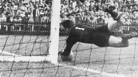 Grosics Gyula, az Aranycsapat hálóőre akcióban Angliában a Wembley Stadionban 1953-ban