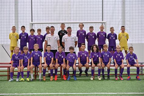 Gyerekek futballoznak Juventus mezben