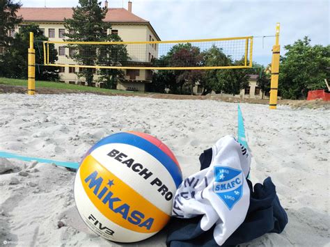 Strandröplabda pálya és játékosok