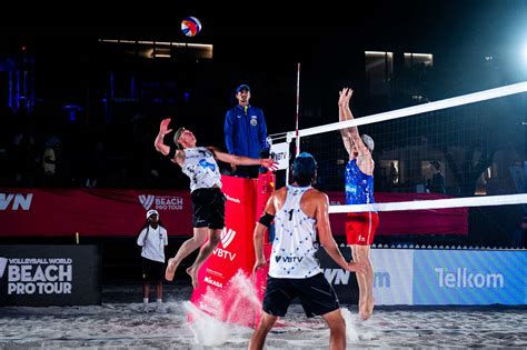 A Vasvári nővérek ünneplése egy beach volleyball mérkőzés után