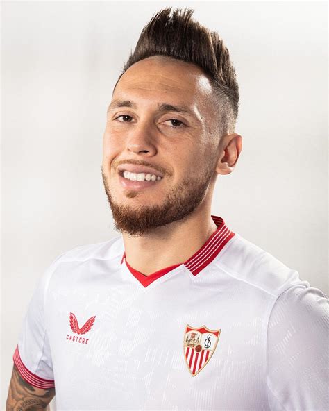 A Sevilla FC játékosai a kupával