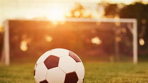 fiatal labdarúgó edzés közben egy modern sporttelepen