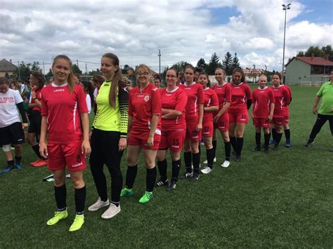 Női labdarúgó csapat edzésen modern technológiával